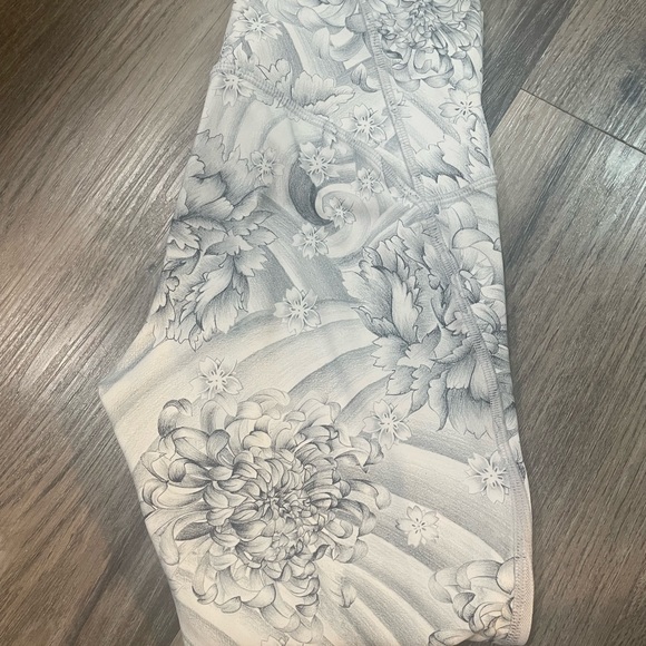 Lululemon - Train times crop - Size 4 - New - Picture 2 of 6